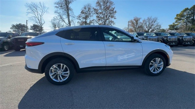 Buick Envista Vehicle Full-screen Gallery Image 09