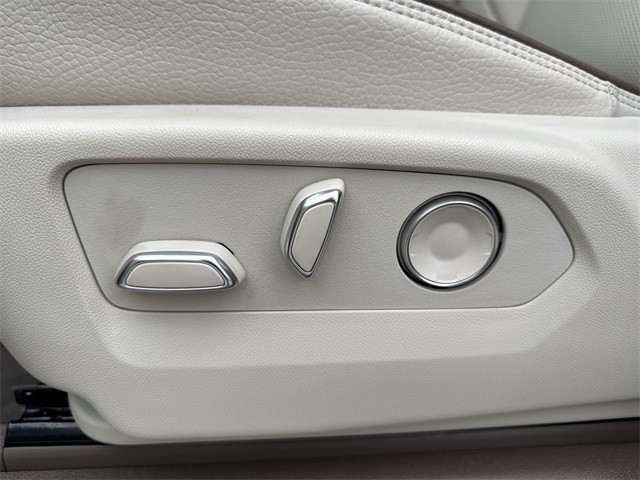 GMC Yukon XL Vehicle Full-screen Gallery Image 12