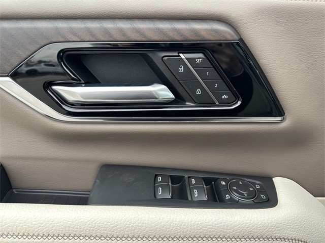 GMC Yukon XL Vehicle Full-screen Gallery Image 13