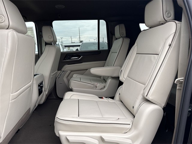 GMC Yukon XL Vehicle Full-screen Gallery Image 22
