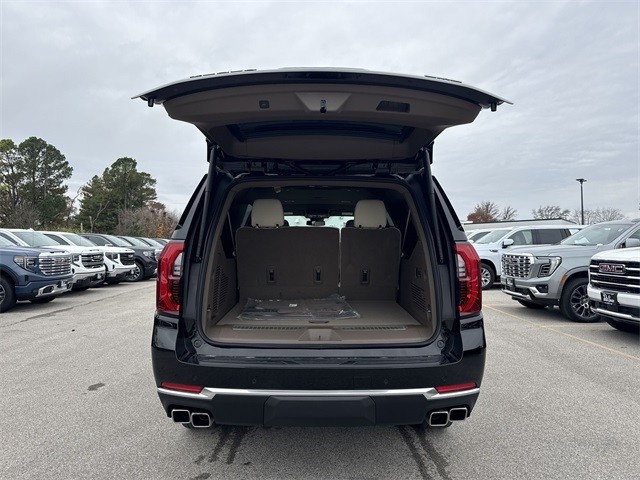 GMC Yukon XL Vehicle Full-screen Gallery Image 24