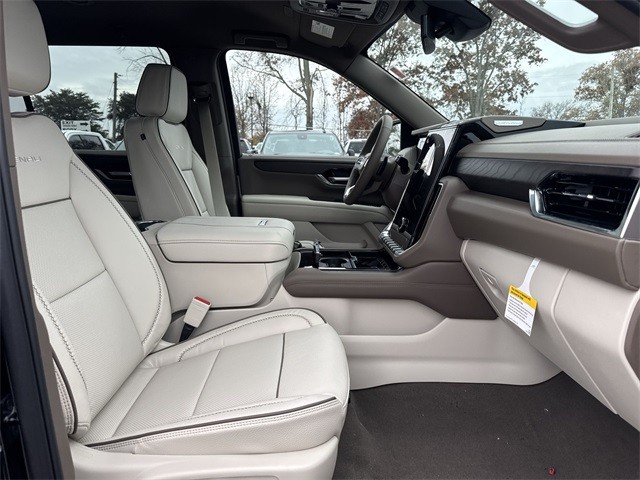 GMC Yukon XL Vehicle Full-screen Gallery Image 25