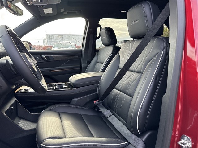 Buick Enclave Vehicle Full-screen Gallery Image 11