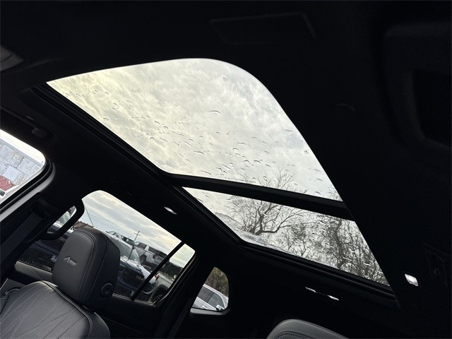 Buick Enclave Vehicle Full-screen Gallery Image 22