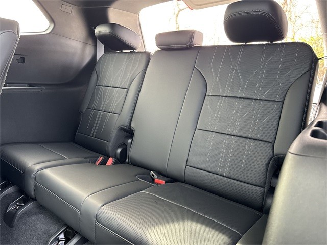 Buick Enclave Vehicle Full-screen Gallery Image 24