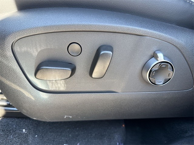 Buick Enclave Vehicle Full-screen Gallery Image 12