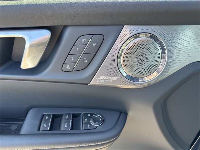 Buick Enclave Vehicle Full-screen Gallery Image 13