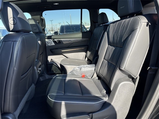 Buick Enclave Vehicle Full-screen Gallery Image 23