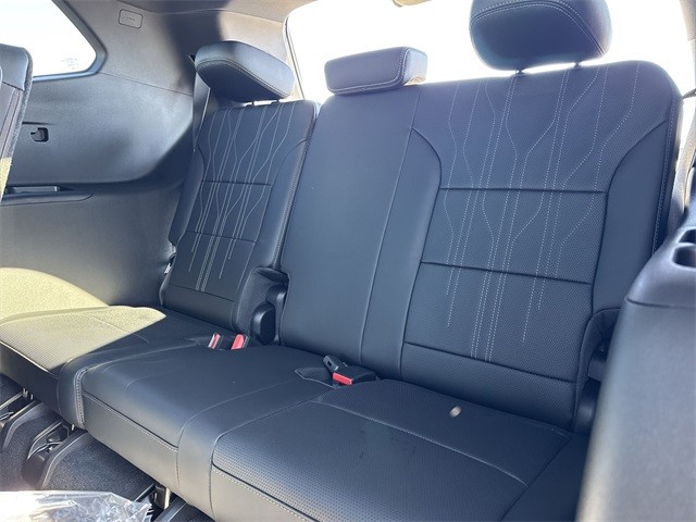 Buick Enclave Vehicle Full-screen Gallery Image 24