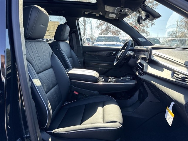 Buick Enclave Vehicle Full-screen Gallery Image 26