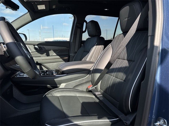 Buick Enclave Vehicle Full-screen Gallery Image 11