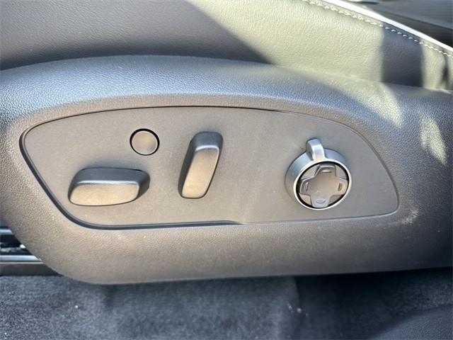 Buick Enclave Vehicle Full-screen Gallery Image 12