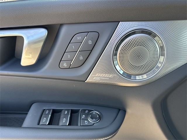 Buick Enclave Vehicle Full-screen Gallery Image 13