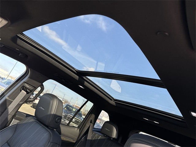 Buick Enclave Vehicle Full-screen Gallery Image 22