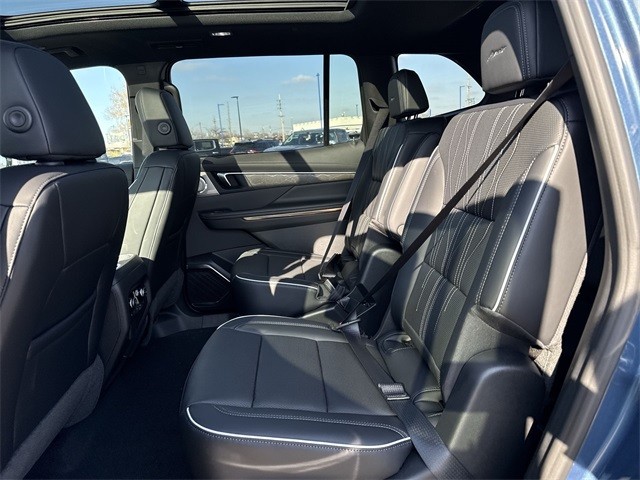 Buick Enclave Vehicle Full-screen Gallery Image 23