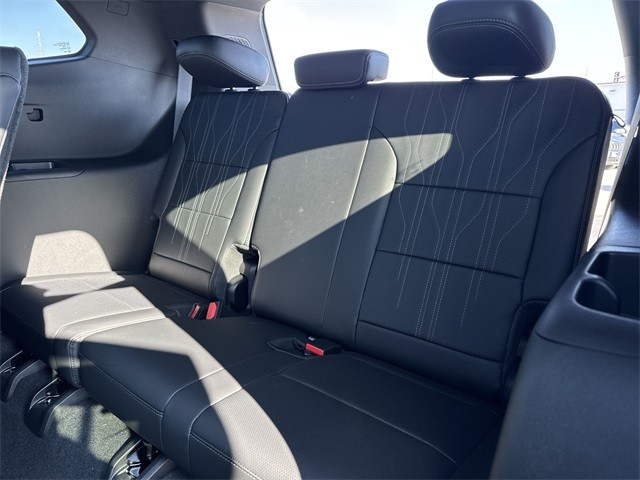 Buick Enclave Vehicle Full-screen Gallery Image 24