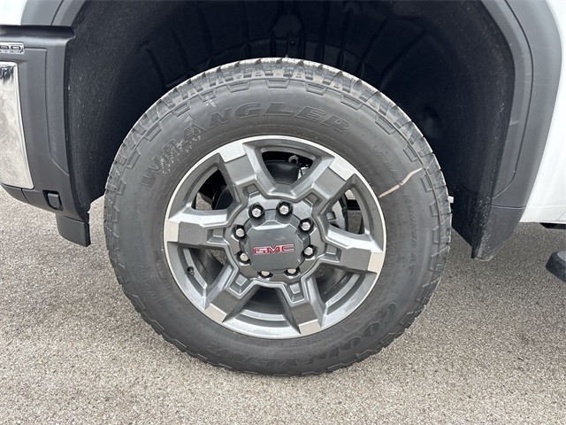 GMC Sierra 3500HD Vehicle Full-screen Gallery Image 10