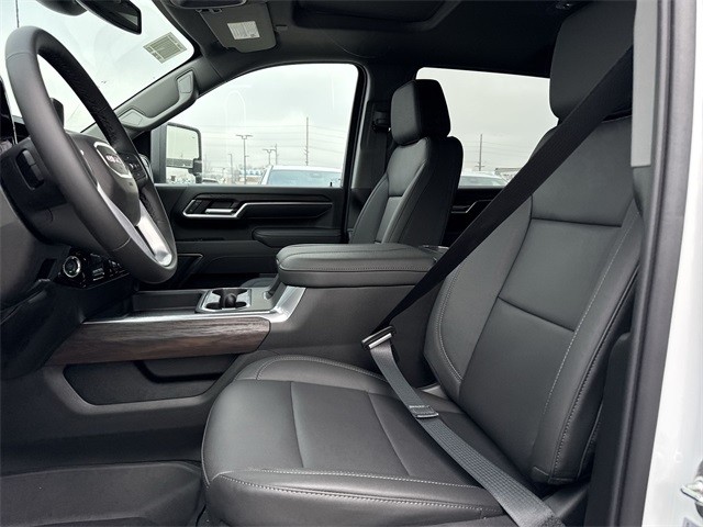 GMC Sierra 3500HD Vehicle Full-screen Gallery Image 11