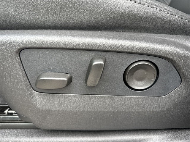 GMC Sierra 3500HD Vehicle Full-screen Gallery Image 12