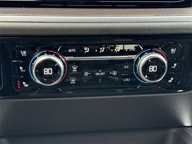 GMC Sierra 3500HD Vehicle Full-screen Gallery Image 19