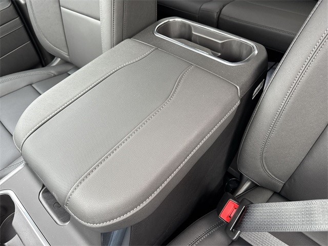 GMC Sierra 3500HD Vehicle Full-screen Gallery Image 21