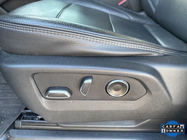 GMC Yukon XL Vehicle Full-screen Gallery Image 21