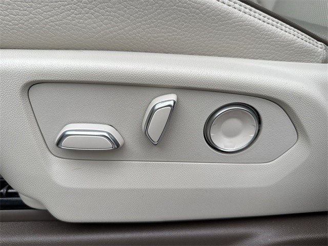 GMC Yukon XL Vehicle Full-screen Gallery Image 12