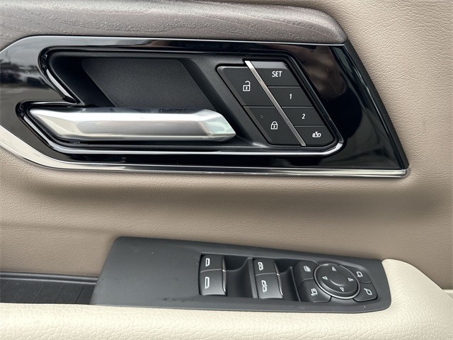 GMC Yukon XL Vehicle Full-screen Gallery Image 13