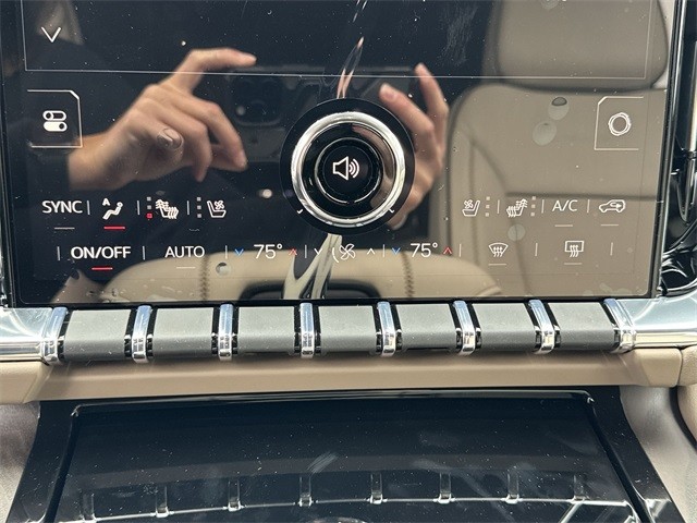 GMC Yukon XL Vehicle Full-screen Gallery Image 19