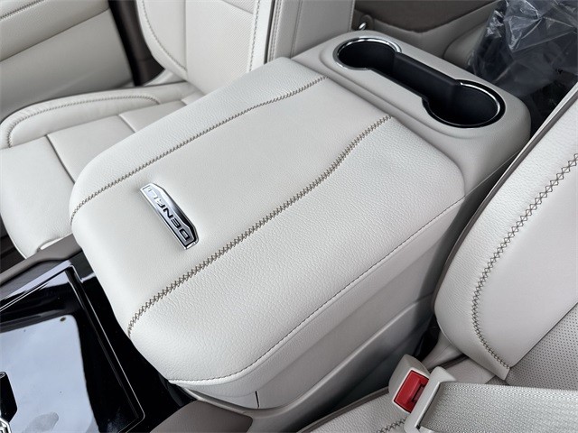 GMC Yukon XL Vehicle Full-screen Gallery Image 21