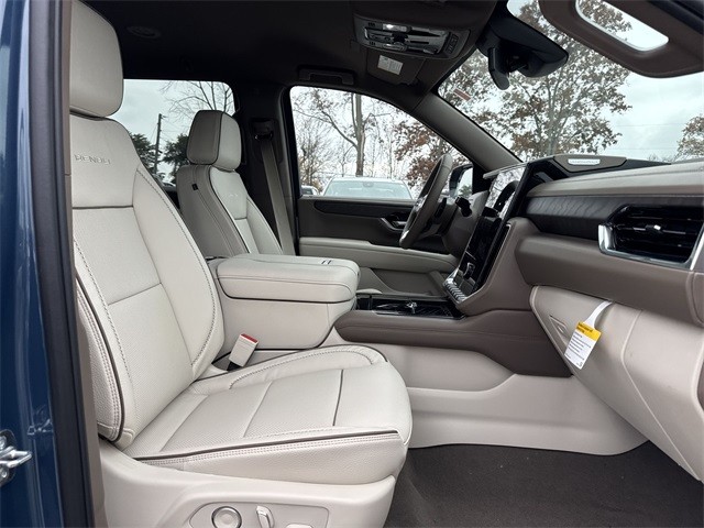 GMC Yukon XL Vehicle Full-screen Gallery Image 25