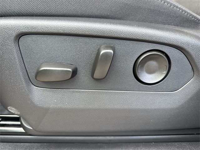 GMC Sierra 1500 Vehicle Full-screen Gallery Image 12