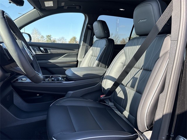 Buick Enclave Vehicle Full-screen Gallery Image 11