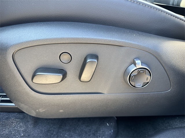 Buick Enclave Vehicle Full-screen Gallery Image 12