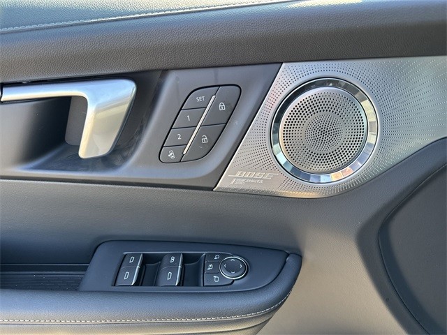 Buick Enclave Vehicle Full-screen Gallery Image 13