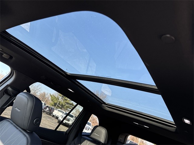 Buick Enclave Vehicle Full-screen Gallery Image 22