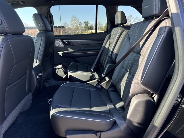 Buick Enclave Vehicle Full-screen Gallery Image 23