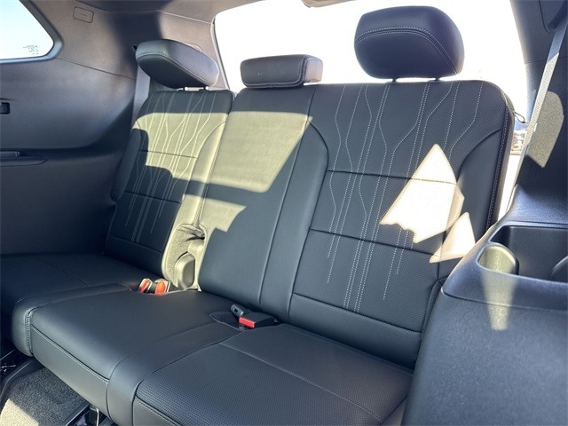 Buick Enclave Vehicle Full-screen Gallery Image 24