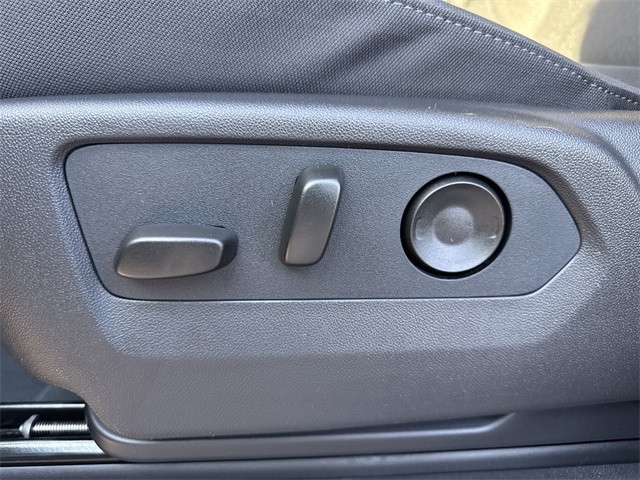 GMC Sierra 1500 Vehicle Full-screen Gallery Image 12