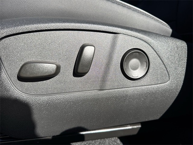 GMC Acadia Vehicle Full-screen Gallery Image 12