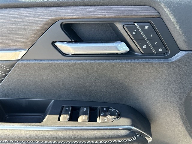 GMC Acadia Vehicle Full-screen Gallery Image 13