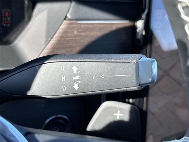 GMC Acadia Vehicle Full-screen Gallery Image 20