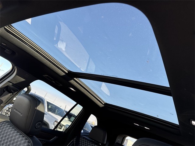 GMC Acadia Vehicle Full-screen Gallery Image 22