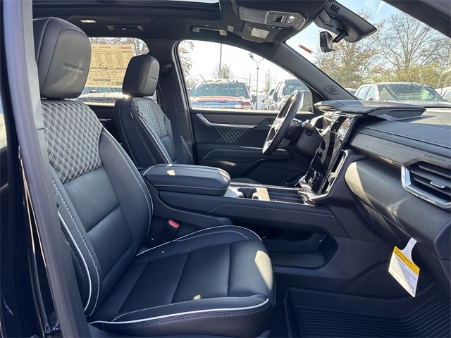 GMC Acadia Vehicle Full-screen Gallery Image 26