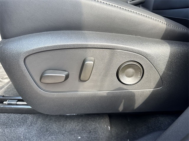 GMC Acadia Vehicle Full-screen Gallery Image 12