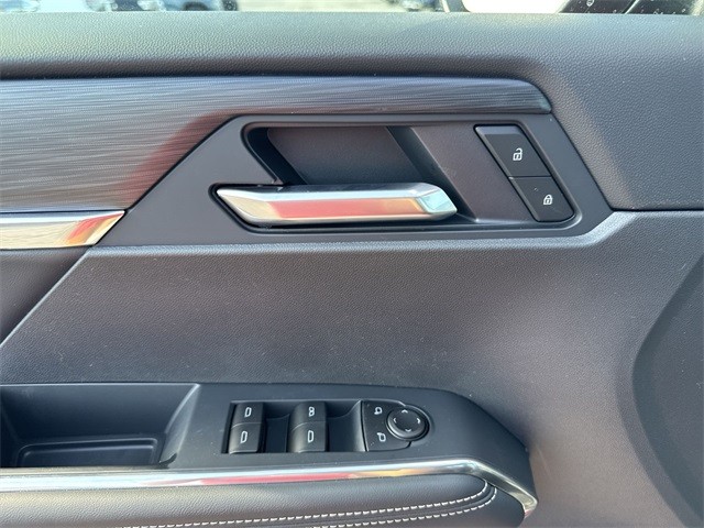 GMC Acadia Vehicle Full-screen Gallery Image 13