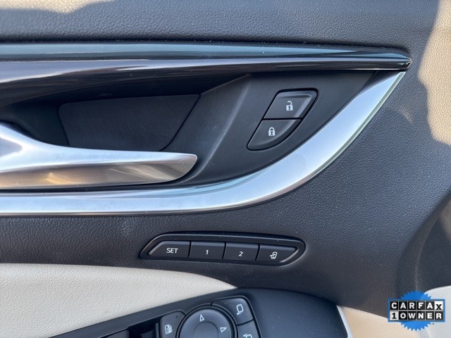 Buick Enclave Vehicle Full-screen Gallery Image 17