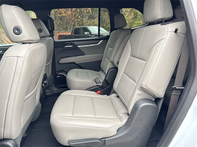 GMC Acadia Vehicle Full-screen Gallery Image 22