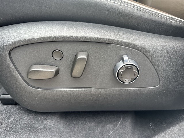 GMC Acadia Vehicle Full-screen Gallery Image 12