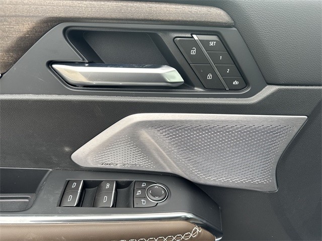 GMC Acadia Vehicle Full-screen Gallery Image 13